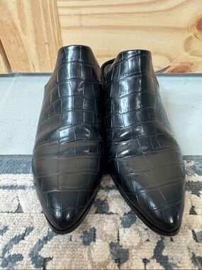 Women’s  Black Croc-Embossed Pointed Derby Shoes